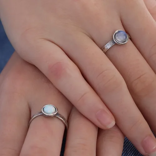 Miniatura 57 de Anillo de plata de ley con piedras preciosas para mujer, anillo apilable de piedra martillada, anillo de piedra natal