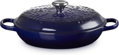 Miniatura 2 de Le Creuset Olive Branch Collection Signature Braiser de hierro fundido esmaltado, 3.5 cuartos de galón, índigo con tapa en relieve