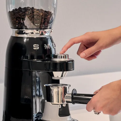 Miniatura 4 de SMEG CGF11 Molinillo de Café Estilo Retro – Molino de Fresas con 30 Ajustes de Molienda, Fresas Cónicas de Acero Inoxidable, Tolva Extraíble – Negro