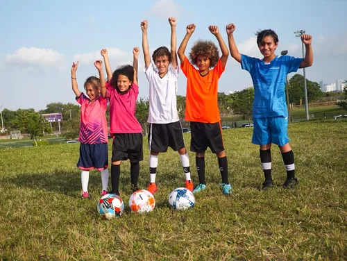 Miniatura 8 de PAIRFORMANCE Camisetas de fútbol para niños, uniforme de entrenamiento de equipo deportivo de 5 a 15 años, conjunto de camisetas y pantalones cortos