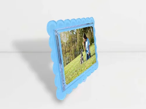 Miniatura 6 de GRAHAM DESIGN Marco de 5 x 7 pulgadas de acrílico con borde festoneado – Marco de fotos magnético para mesa (azul claro) – Marco de fotos flotante