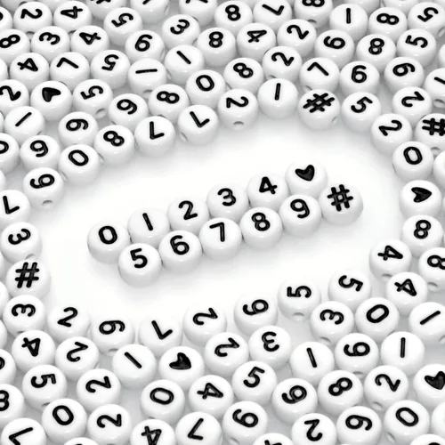 Miniatura 15 de Amaney - 600 cuentas acrílicas blancas de números 0-9, símbolo # corazón con caja de almacenamiento, 0.276 x 0.157 in En caja blanca
