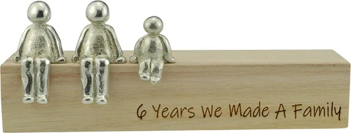 Miniatura 2 de Idea para el 6º aniversario – 6 Years We Made A Family Metal Ornament – Elige tu combinación familiar (1 niño)