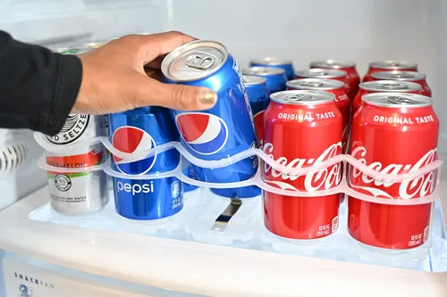 Miniatura 6 de Display Technologies, Fridge-Plus Organizador de bebidas para almacenamiento en el refrigerador, dispensador de latas de soda y organizador de latas
