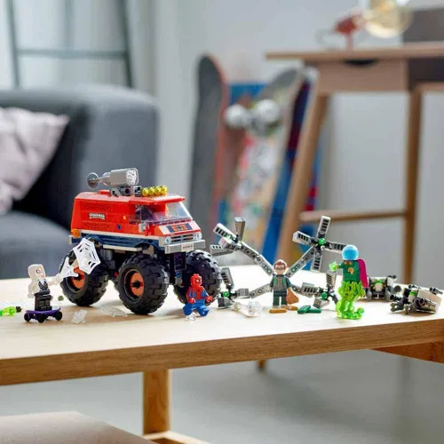 Miniatura 7 de LEGO Marvel Spider-Man: Spider-Man's Monster Truck vs. Mysterio 76174; genial regalo de cumpleaños coleccionable para niños, nuevo 2021 (439 piezas)