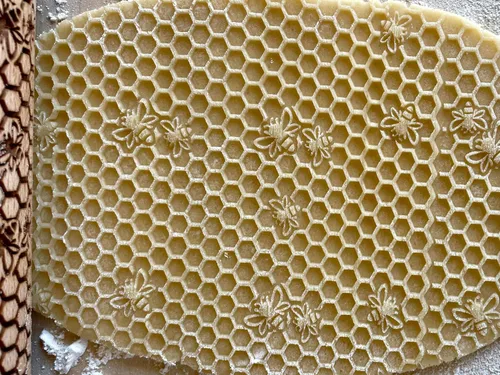 Miniatura 2 de Rodillo en relieve BEEHIVE. Rodillo de masa grabado con láser para galletas caseras y cerámica por Algis Crafts