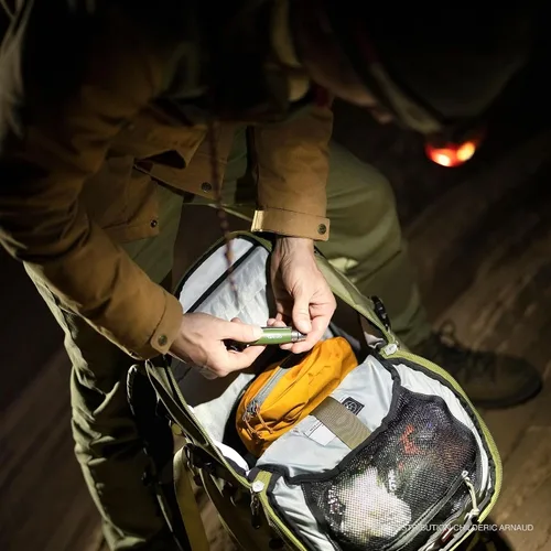Miniatura 7 de PETZL, E+Lite, Faro de emergencia ultracompacto. 30 lúmenes
