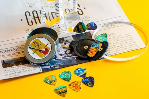 Miniatura 4 de Púas de guitarra Cheliz 12 púas de celuloide de calibre medio en una caja con soporte para púas. Regalo único de guitarra para bajo, guitarras Van