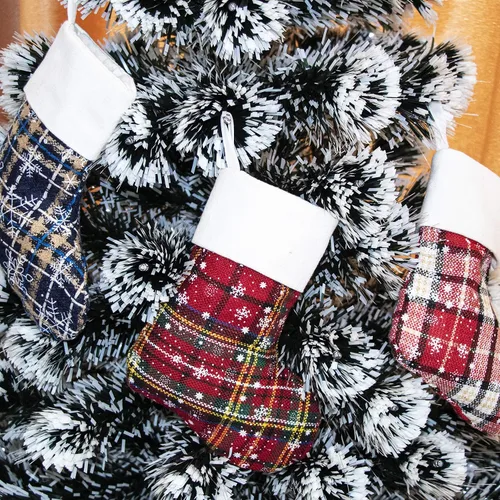 Miniatura 4 de Juego de 8 mini adornos de calcetín de Navidad de 9 pulgadas con purpurina a cuadros con estampado de copos de nieve, bolsas de regalo para niños