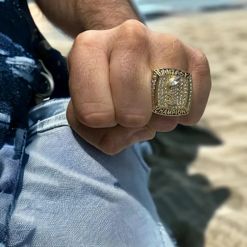 Miniatura 3 de Legacy Rings Anillo Fantasy Football Championship 2023 Acabado dorado con soporte transparente Talla 10 y 11