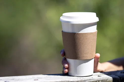 Miniatura 6 de Juego de tazas de café blancas – Paquete de 100 tazas de café desechables con tapas de 16 onzas, perfecto para bebidas calientes, expreso, latte