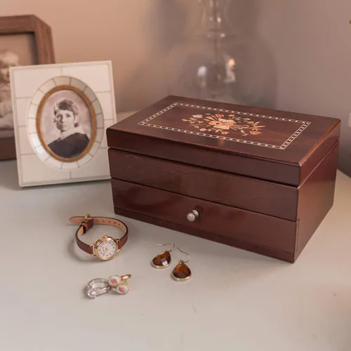 Miniatura 9 de Mele & Co. Brynn Joyero de madera con motivo de marquetería florentina en acabado de nogal