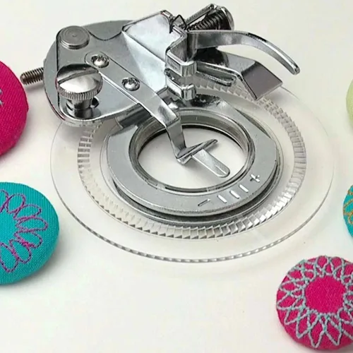 Miniatura 2 de SINGER Pie prensatelas de punto de flor Crea un diseño de círculo similar a una flor Perfecto para apliques, botones cubiertos y adornos de tela