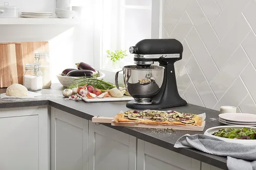Miniatura 5 de KitchenAid Artisan Series KSM150PS - Mezclador de pie con cabezal inclinable de 5 cuartos de galón con escudo de vertido KSM150PS, hierro fundido