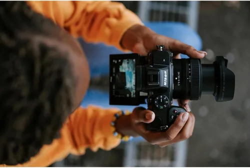 Miniatura 8 de Nikon Z 5 con lente zoom compacta Nuestra cámara de fotos/vídeo sin espejo de fotograma completo más compacta con lente zoom de 24-50mm