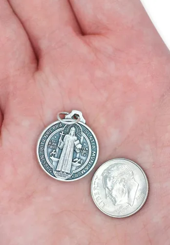 Miniatura 7 de Caritas et Fides Paquete de 10 colgantes de medalla de San Benito 34 pulgadas redondas de plata oxidadas de San Benito para collar medallas