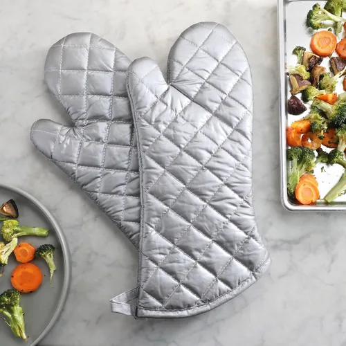 Miniatura 4 de New Star Foodservice Guantes de horno con defensa adicional, hasta 400F, tela entretejida plateada/silicona, 15 pulgadas, juego de 2