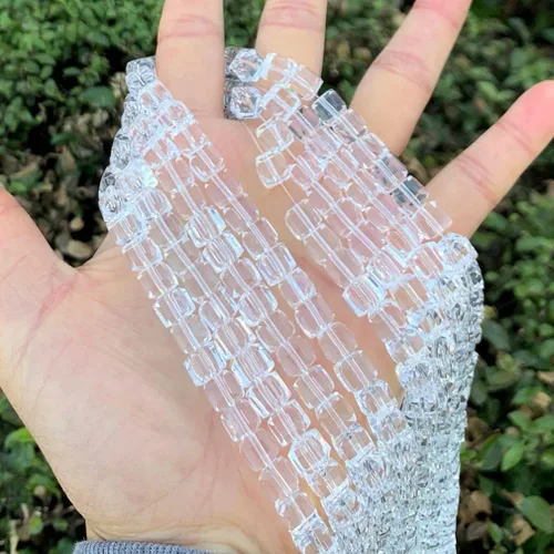 Miniatura 25 de 2 hebras checas de cristal en forma de cubo facetado sueltas cuentas espaciadoras a granel 0.236 in (0.24 pulgadas) Peridot Shimmer (190-196 piezas)