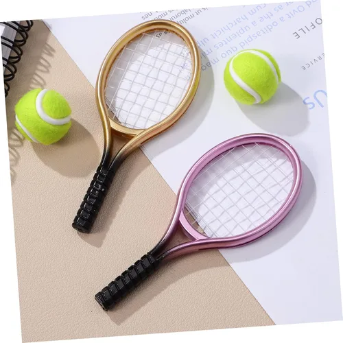 Miniatura 5 de Garneck Juego de 2 raquetas de tenis en miniatura y pelota de plástico, mini raqueta de tenis en miniatura, equipo deportivo para decoración