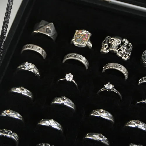 Miniatura 5 de Coward Joyero organizador de anillos, caja de terciopelo negro con 100 ranuras para anillo, bandeja de exhibición con tapa de vidrio transparente