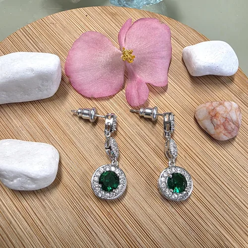 Miniatura 11 de Crystalline Azuria Aretes colgantes con cristales redondos de circonita chapada en oro blanco de 18 quilates para mujer