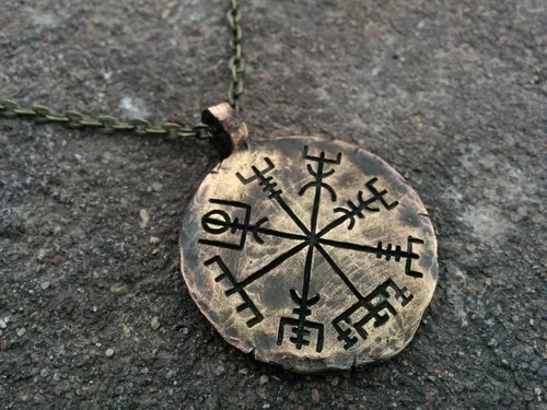 Miniatura 5 de Baldur Jewelry Collar de brújula Vegvisir con textura martillada a mano hecha a mano Colgante de latón Cadena de 22 pulgadas Joyería vikinga