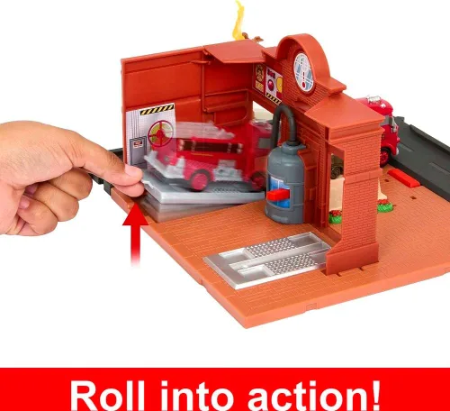 Miniatura 3 de Mattel Disney y Pixar Cars On The Road Toys, Red 's Fire Station Playset con camión de bomberos fundido a presión y acción activada por niños