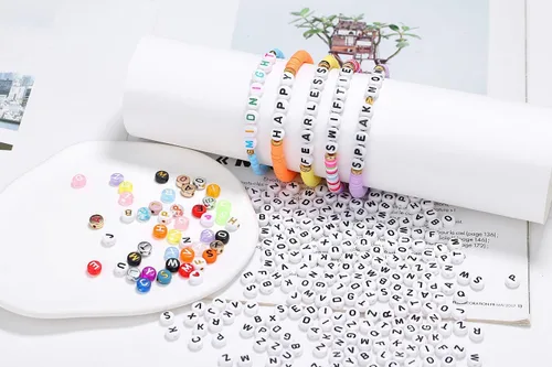 Miniatura 3 de ZHIYUXI - 1500 piezas de cuentas de letras de acrílico para pulseras de la amistad, cuentas de alfabeto para pulseras, collares, fabricación