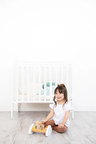 Miniatura 8 de Pearhead Montessori - Banco de martillo, imprescindible para bebé, relleno de calcetines para niños pequeños, juguete de madera para golpear