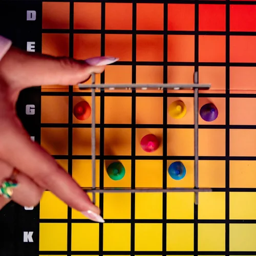 Miniatura 10 de HUES and CUES Juego de adivinanzas de colores vibrantes, perfecto para la noche de juegos en familia Conecta pistas y colores 480 cuadrados