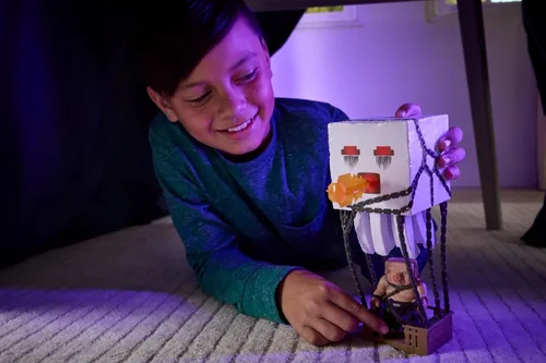 Miniatura 2 de Mattel Minecraft - Juego de figuras de acción, Blast Attack Ghast con luces, sonidos, lanzador y proyectil, además de Piglin Warrior inspirado