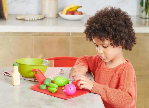Miniatura 9 de Casdon Joseph Joseph Toys Chop2Pot - Juego de cocina súper seguro para niños con tabla de cortar plegable y comida de juego para picar - Para niños