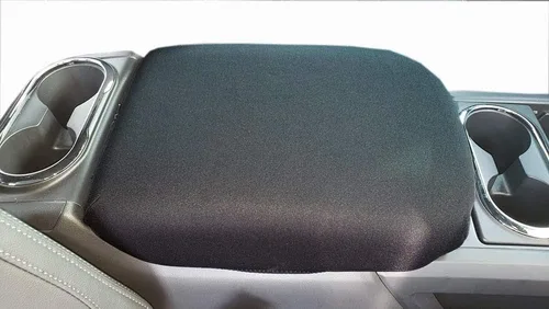 Car Console Covers Plus Fabricado en Estados Unidos, diseñado para Nissan Titan 2016-2024 con asientos de cubo de consola fija en la imagen que se