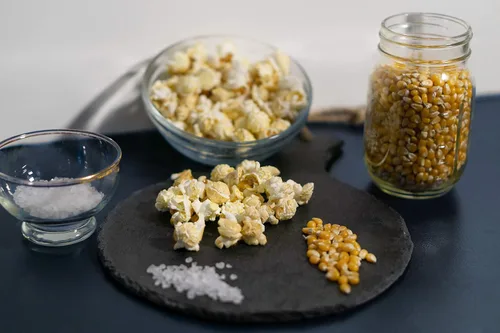 Miniatura 7 de The Classics - Lata de palomitas de maíz gourmet de 2 galones: disfruta de queso, caramelo y Kettle Korn Hecho a mano por encargo Perfecto
