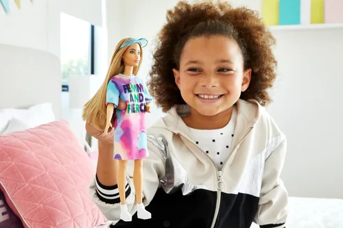 Miniatura 2 de Barbie Fashionistas # 159 - Muñeca pequeña con cabello café claro, vestido teñido tipo camiseta, zapatos blancos y visera, juguete para niñas de 3 a