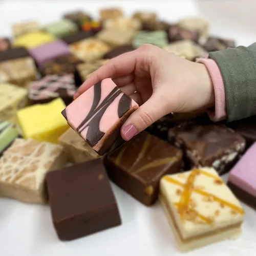 Miniatura 4 de Valley Fudge, Espiral de Chocolate y Frambuesa, Dulce Artesanal Fresco, Mantequilla Real, Dulce Gourmet, Paquete de Media Libra
