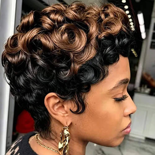 DOcute Pelucas cortas de corte Pixie para mujeres negras, peluca Pixie negra y marrón, pelucas cortas rizadas con flequillo, peluca corta de color
