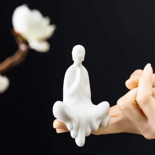 Miniatura 3 de Kingzhuo Bonita estatua de Buda sentada de cerámica blanca, hermosa escultura de manos rezando, meditación, figura de monje pacífica, pequeña