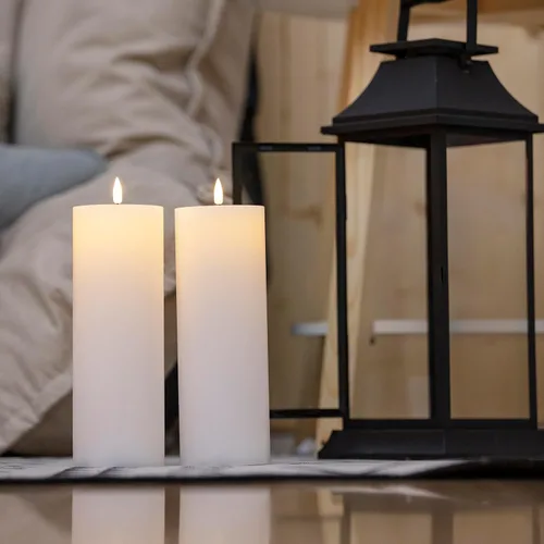 Miniatura 2 de volnyus Juego de 2 velas blancas sin llama (3 x 9 pulgadas), velas LED parpadeantes de cera que funcionan con baterías con control remoto y Blanco