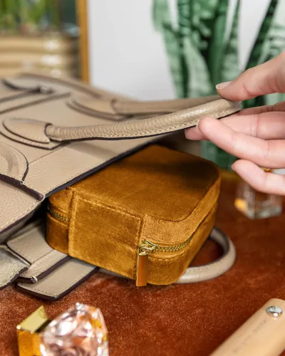Miniatura 5 de Joyero de terciopelo afelpado para viaje, joyeros pequeños para mujer, estuche de viaje para joyas para mujer, organizador de aretes con espejo
