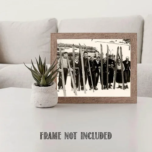 Miniatura 7 de Foto de esquí vintage de un grupo de hombres en una pendiente 11x14 sin marco Póster sin marco: arte de pared alpino en blanco y negro histórico