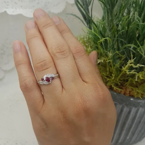Miniatura 2 de Dazzlingrock Collection - Juego de anillos de compromiso para novia, oro blanco y rubí de 18 quilates