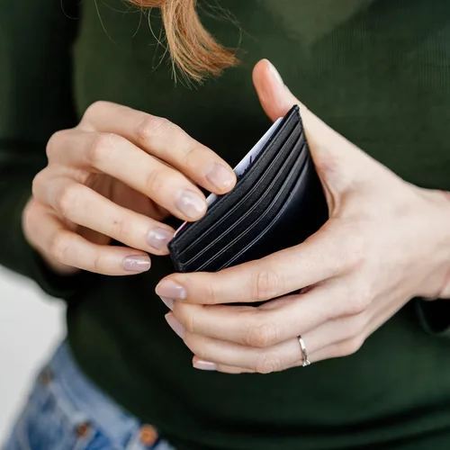 Miniatura 11 de BERLINER BAGS Funda de piel prémium para tarjetas, tarjetero con bloqueo RFID para hombres y mujeres, Negro -, Minimalista