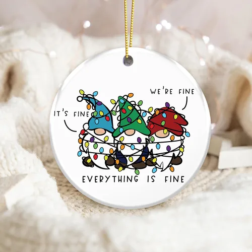 Miniatura 3 de Divertido adorno de gnomo 2025 – «Everything is Fine» gnomos enredados con luces – Lindo regalo de humor navideño para amigos, familiares