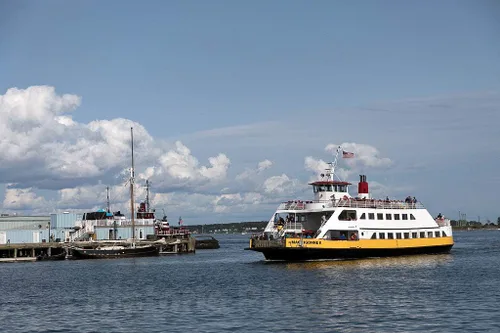 Foto - Uno de una flota de transbordadores pasa en el puerto ocupado en Casco Bay en Portland, la ciudad más grande de Maine- Reporducción