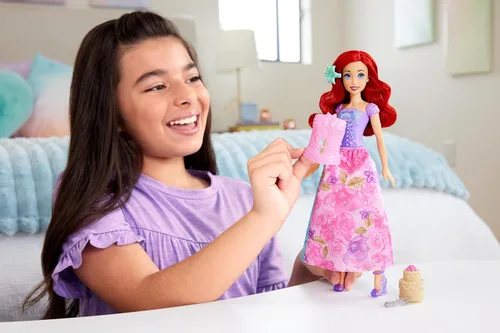 Miniatura 2 de Mattel Disney Princess Ariel - Juego de muñecas de moda, gira y revela con 11 sorpresas, incluyendo 5 accesorios, 5 calcomanías y escena de juego