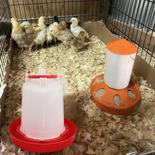 Miniatura 5 de DoubleWood Paquete de 4 bebedores de plástico para aves de corral, kit de agua para pollitos, 1 L, contenedor de agua para aves de corral colgante