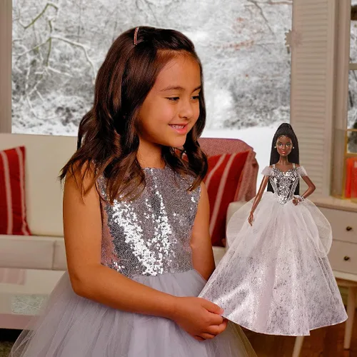 Miniatura 2 de Barbie Signature 2021 - Muñeca navideña (12 pulgadas, cabello trenzado moreno) en vestido plateado, con soporte para muñeca y certificado