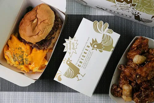 Miniatura 9 de Recipientes de pollo fritos dorados pequeños (paquete de 50) de 6.9 x 4.1 x 2.2 pulgadas, para comida para llevar, hamburguesas de arroz frito