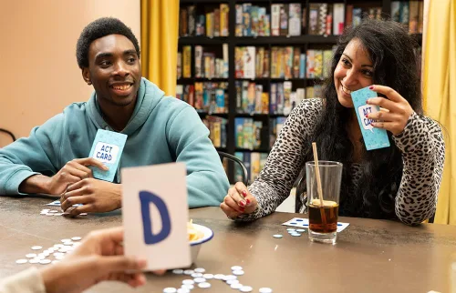 Miniatura 5 de TOMY The Game of Saying 'Huh?!' - Juegos de cartas de impresiones de voz - Divertido juego de fiesta de actuar y adivinar - Juegos de mesa